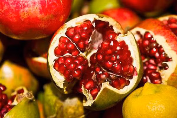 Tuy nhiên, hiện nay trên thị trường có rất nhiều lựu Trung Quốc được bày bán. Những quả này chứa nhiều chất bảo quản gây hại cho người sử dụng nhiều, thậm chí gây vô sinh. Đây cũng xem là 1 trong những loại hoa quả Trung Quốc nhuốm hóa chất độc hại tràn vào thị trường Việt Nam nhiều nhất trong thời gian này.