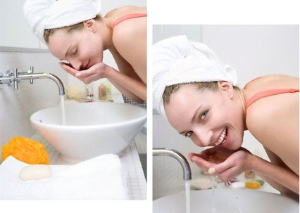 Không rửa mặt bằng nước nóng. Thời tiết giao mùa se lạnh khiến bạn chỉ thấy thoải mái khi rửa mặt bằng nước nóng. Tuy nhiên, nước càng nóng, da bạn càng dễ mất chất dầu tự nhiên. Hậu quả là da bị thiếu nước. Vì vậy, nếu rửa mặt bằng nước nóng, làn da không còn độ ẩm, trở nên khô rát.