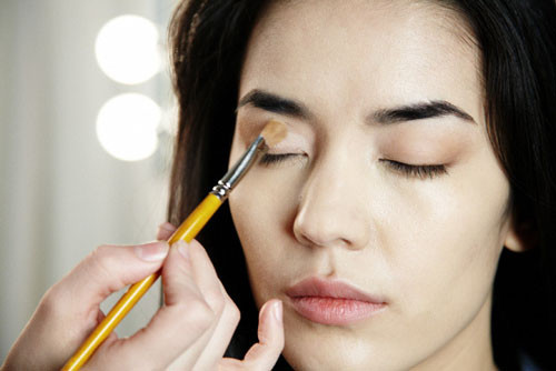 Trang điểm nhẹ nhàng. Do tác động thời tiết khiến da của bạn không còn sáng, hãy trang điểm thật nhẹ nhàng với lớp phấn mỏng và phấn hồng cho đôi má, sẽ khiến bạn thêm sức sống.