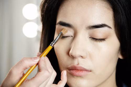 Trang điểm nhẹ nhàng. Do tác động thời tiết khiến da của bạn không còn sáng, hãy trang điểm thật nhẹ nhàng với lớp phấn mỏng và phấn hồng cho đôi má, sẽ khiến bạn thêm sức sống.