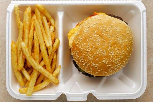  Lạm dụng đồ ăn nhanh tăng nguy cơ gây ung thư. Người ta thường chế biến các món ăn vặt bằng dầu mỡ tái sử dụng nhiều lần. Món khoái khẩu của nhiều người cũng là một nguyên nhân gây ung thư.