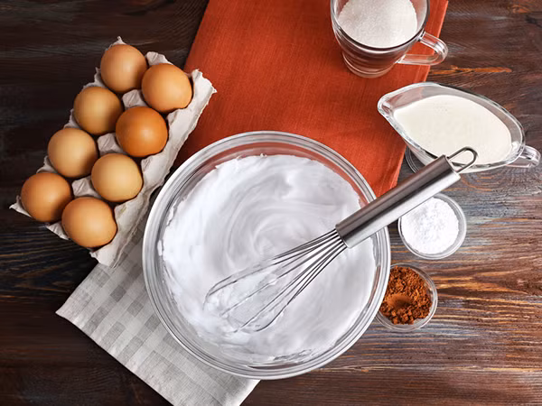 Chanh và lòng trắng trứng. Áp dụng lòng trắng trứng lên mặt của bạn để làm se khít lỗ chân lông, khô mụn. Sau 10 phút, rửa lại bằng nước lạnh rồi thoa nước cốt chanh lạnh lên vùng mụn, để khô và rửa lại bằng nước lạnh.