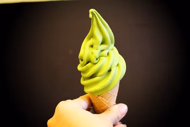 Kem mù tạt. Dưới óc sáng tạo của những đầu bếp Nhật, mù tạc đã trở thành nguyên liệu cho món tráng miệng đặc biệt có tên kem mù tạc. Rễ cây mù tạc Nhật Bản chính là thành phần tạo vị cay nồng cho món kem khác lạ này.