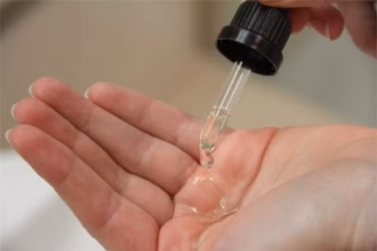 Thực tế, các chuyên gia sức khỏe khẳng định không có loại serum nào lại có tác dụng như vậy. Đây là một phương pháp làm đẹp phản khoa học, người tiêu dùng nên cẩn thận. serum thực ra chỉ là tinh chất, khi bôi thì sẽ thấm hết vào da, không có tác dụng tạo khối để nâng sống mũi lên. Nếu serum nguyên chất thì không sao. Trong trường hợp serum gia công có những chất độc không tốt cho da thì có thể gây ngứa hoặc dị ứng da cho người dùng.