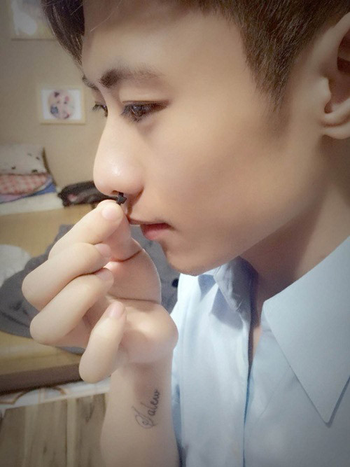 Tuy chưa rõ được dụng cụ nâng mũi này lợi hay hại nhưng trước mắt chúng ta đều thấy rằng dụng cụ này rất nguy hiểm. Đầu tiên là về nguồn gốc, xuất xứ không rõ ràng, chủ yếu là do người bán tự quảng bá, vì thế nếu bạn mua trúng hàng trôi nổi, chất liệu kém chất lượng sẽ gây ảnh hưởng xấu đến mũi. Hơn nữa khi bạn đưa dụng cụ nâng vào mũi không cẩn thận có thể làm tổn thương các mô mềm trong mũi, khó thở hay nhiễm trùng mũi do dụng cụ thiếu vệ sinh.