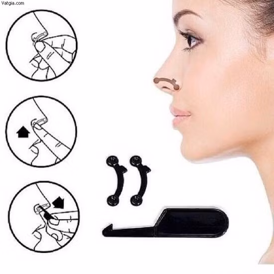 Một bộ Nose Secret bao gồm 2 chiếc que nâng mũi với một chiếc que kéo. Dụng cụ được đựng trong một hộp giấy với lời hướng dẫn bằng tiếng Hàn ở mặt sau. Cách sử dụng cũng khá đơn, bạn chỉ cần đưa 2 que nâng mũi vào 2 lỗ mũi rồi dùng nhíp căn chỉnh đưa que sát với sống mũi và đứng thẳng, mặt cong hướng lên trên. Khi muốn tháo ra thì dùng que kéo que nâng ra. Chiếc mũi tẹt đã thành mũi cao trong tích tắc.