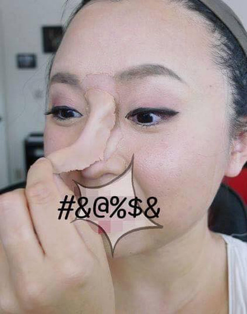 Bước kế tiếp, cô gái sẽ thực hiện việc trang điểm để khiến gương mặt tươi tắn, sắc nét hơn và che đi lớp độn mũi. Kết quả của màn phù phép nhan sắc khiến người xem vô cùng bất ngờ. Từ một cô gái có gương mặt bợt bạt, sống mũi hơi thấp đã biến thành một "hot girl" khá xinh đẹp. Đặc biệt sau khi "biến hình" phần sống mũi của cô đã cao lên trông thấy.