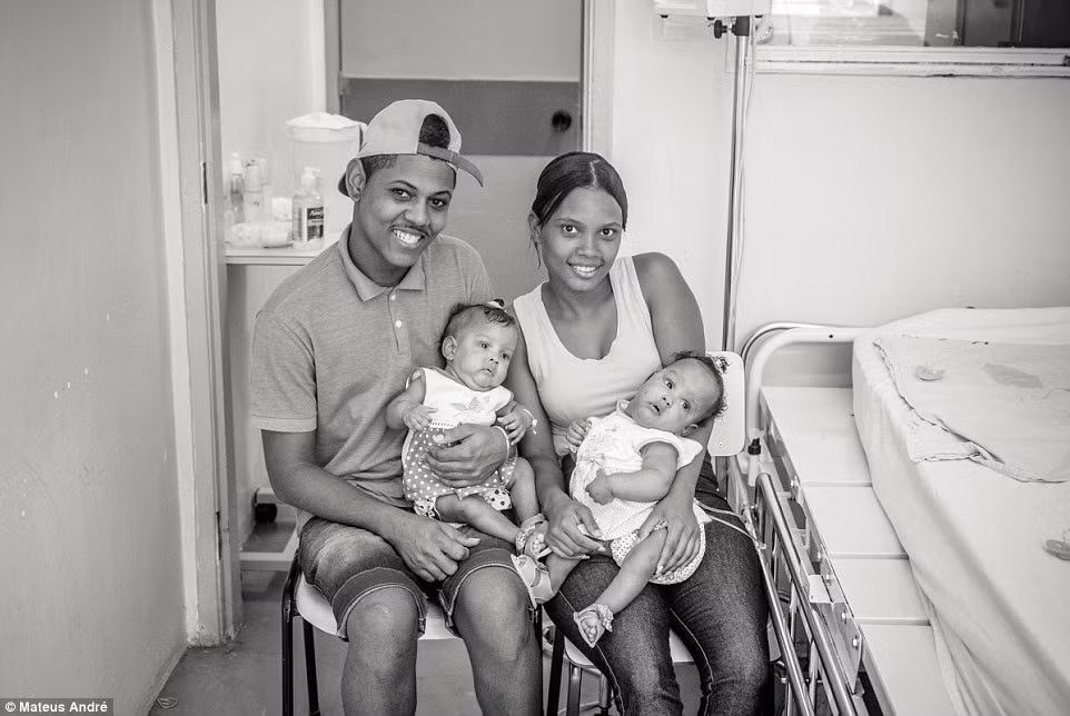 Ca phẫu thuật tách rời bụng và gan đã được tiến hành thành công, 2 em bé khỏe mạnh trong vòng tay của bố mẹ.