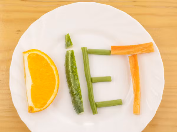 Bạn bị ám ảnh bởi việc đếm lượng calo. Chế độ ăn kiêng có bạn khởi phát từ một nguyên tắc rất đơn giản, kiểu như tiêu thụ 1800 calo/ngày. Nhưng sau một thời gian, bạn tự vạch ra cho mình cả một núi gạch đầu dòng những món "được ăn" và "không được ăn", rồi thì đủ các quy tắc kiểu như: Không ăn sau 7h tối, không ăn đường trừ một miếng socola đen; Món quà vặt duy nhất được ăn là hạnh nhân, 2 lần tập thể thao/ngày....