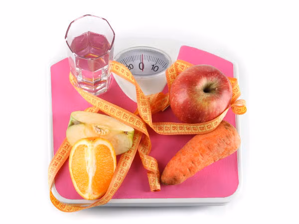 Bạn già nhanh hơn. Ăn kiêng không phải là lý do chính khiến bạn bị thiếu protein nhưng chính cách bạn ăn lại có thể gây ra điều này. Nếu không chọn đúng các loại thực phẩm nên ăn, có thể bạn sẽ không đảm bảo được lượng protein vào cơ thể. Khi cơ thể không được cung cấp đủ protein, nó sẽ phá vỡ các protein lưu trữ trước đó để tồn tại. Điều đó có thể dẫn đến hậu quả là bạn thấy mình già đi nhanh chóng.