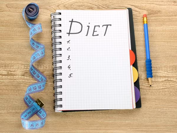 Bạn không thể ngừng suy nghĩ về thực phẩm. Đầu óc bị lấp đầy bởi những câu hỏi như mình có thể ăn gì, đã hấp thụ bao nhiêu calo, có thể ăn bánh sinh nhật không... cho thấy bạn bị ám ảnh bởi chuyện ăn kiêng.