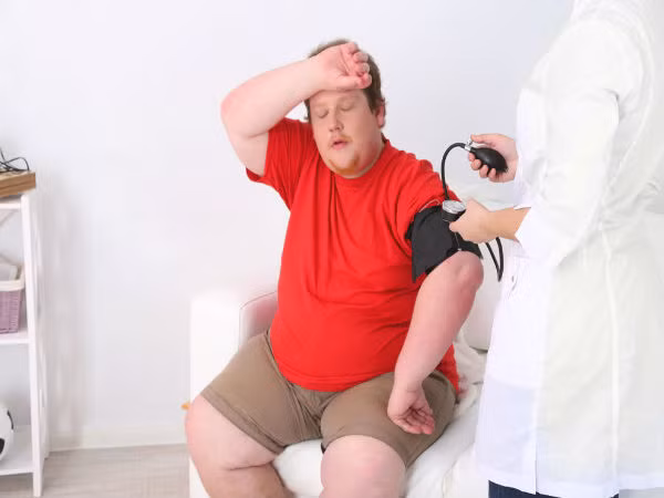 Bạn bị ám ảnh bởi béo phì. Mỗi sáng tỉnh dậy, suy nghĩ đầu tiên của bạn là "Mình có tăng cân không?". Liên tục đứng lên cân và để cho cân nặng quyết định tâm trạng cả ngày hôm đó của bạn thực sự là một dấu hiệu nguy hiểm: Việc ăn kiêng đã chiếm trọn tâm trí của bạn rồi.