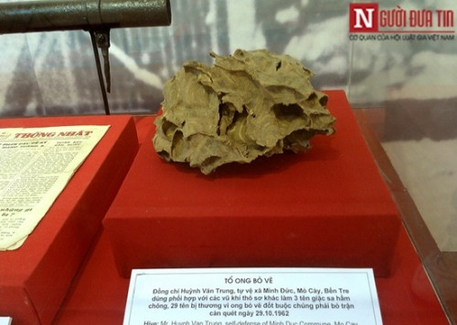 Tổ ong bò vẽ được đồng chí Huỳnh Văn Trung – tự vệ xã Minh Đức, huyện Mỏ Cày, tỉnh Bến Tre dùng với các vũ khí thô sơ khác làm 3 tên địch sa vào hầm chông, 29 tên bị thương vì ong bò vẽ đốt buộc chúng bỏ trận càn quét ngày 29/10/1962.