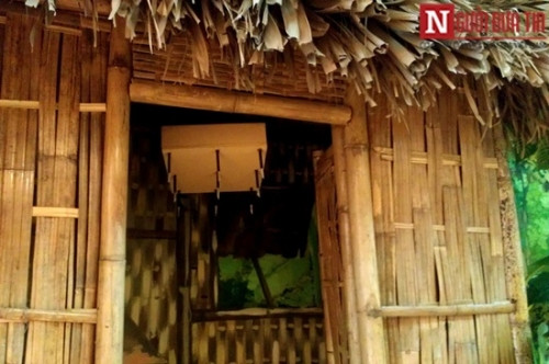 Chông bàn được treo trong nhà lá để bẫy quân địch khi càn quét.