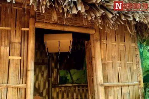 Chông bàn được treo trong nhà lá để bẫy quân địch khi càn quét.