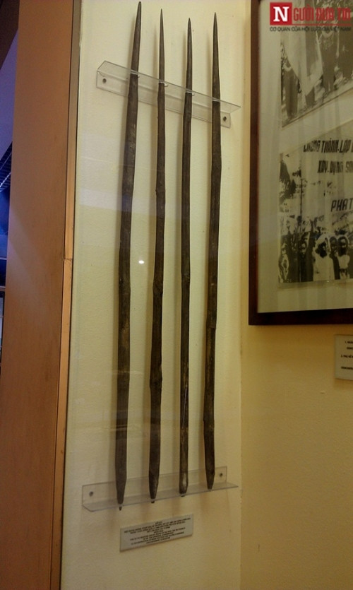 Mỏ lao – một trong số vũ khí được nhân dân huyện Mỏ Cày, Bến Tre dùng trong cuộc Đồng khởi năm 1960 góp phần phá đồn Rồng Keo diệt 5 tên địch, thu 12 súng.