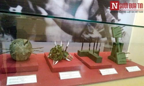 Từ trái qua là hình ảnh của chông trục quay, chông đu, chông chữ T và chông ném mà đồng bào Tây Nguyên, Nam Bộ và Liên khu V sáng chế để chống quân Mỹ càn quét.