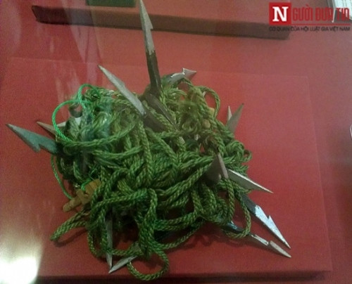 Chông đu được nối bằng dây vải dù cùng những đầu chông bằng sắt nhọn cũng sử dụng chống địch.