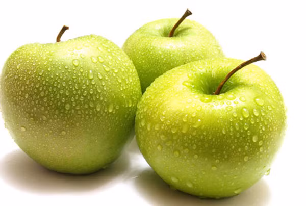 Trong khi đó, táo và dâu tây, chanh giúp bổ sung vitamin c, dưỡng da trắng sáng.