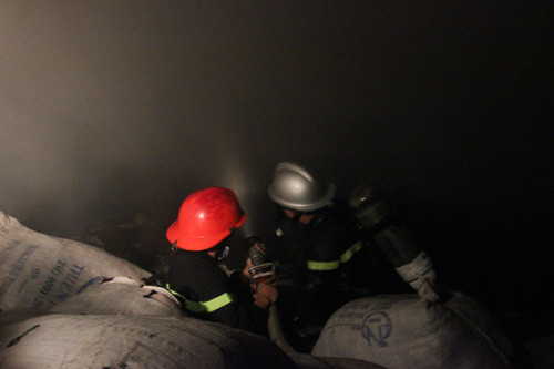 Canh sat lao vao bien lua chua chay kho chua vai-Hinh-4