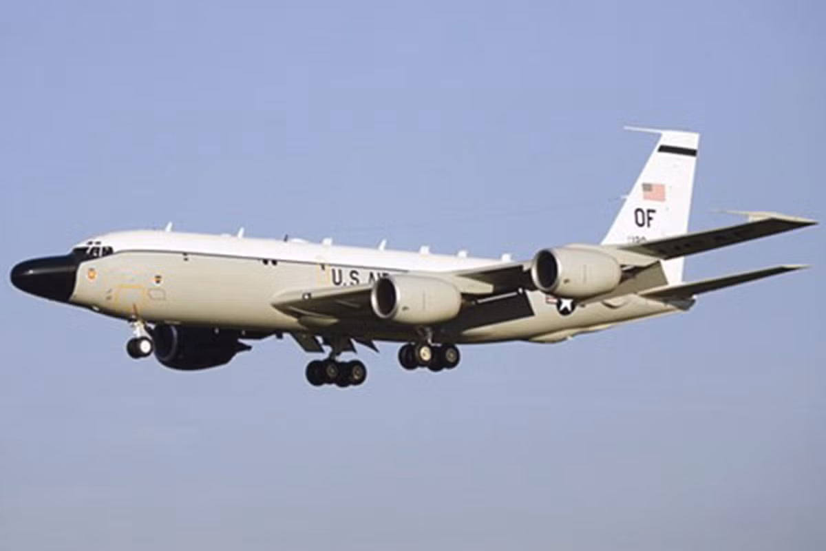 Để giải quyết vấn đề này, trước đây Lầu Năm Góc sử dụng biện pháp cổ điển, đó là triển khai một máy bay trinh sát điện tử RC-135 (ảnh) thường xuyên thực hiện các chuyến bay trên khắp thế giới thu thập thông tin về các dạng sóng radar mới của mọi đối thủ.