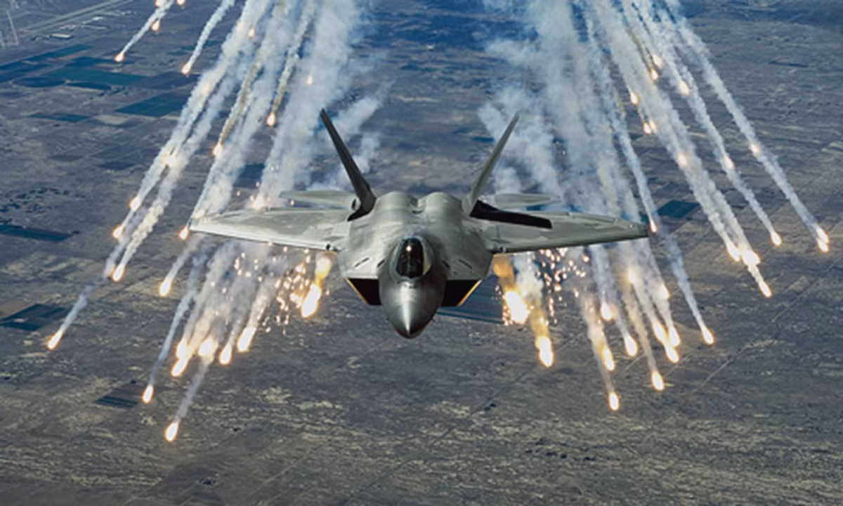 Các loại máy bay tàng hình thế hệ mới của Mỹ hiện nay như F-22 (ảnh), F-35 đều sở hữu một kho dữ liệu nhận dạng các tín hiệu radar của đối phương, cùng với đó là các biện pháp gây nhiễu đã được lập trình trước đối với từng loại sóng radar.