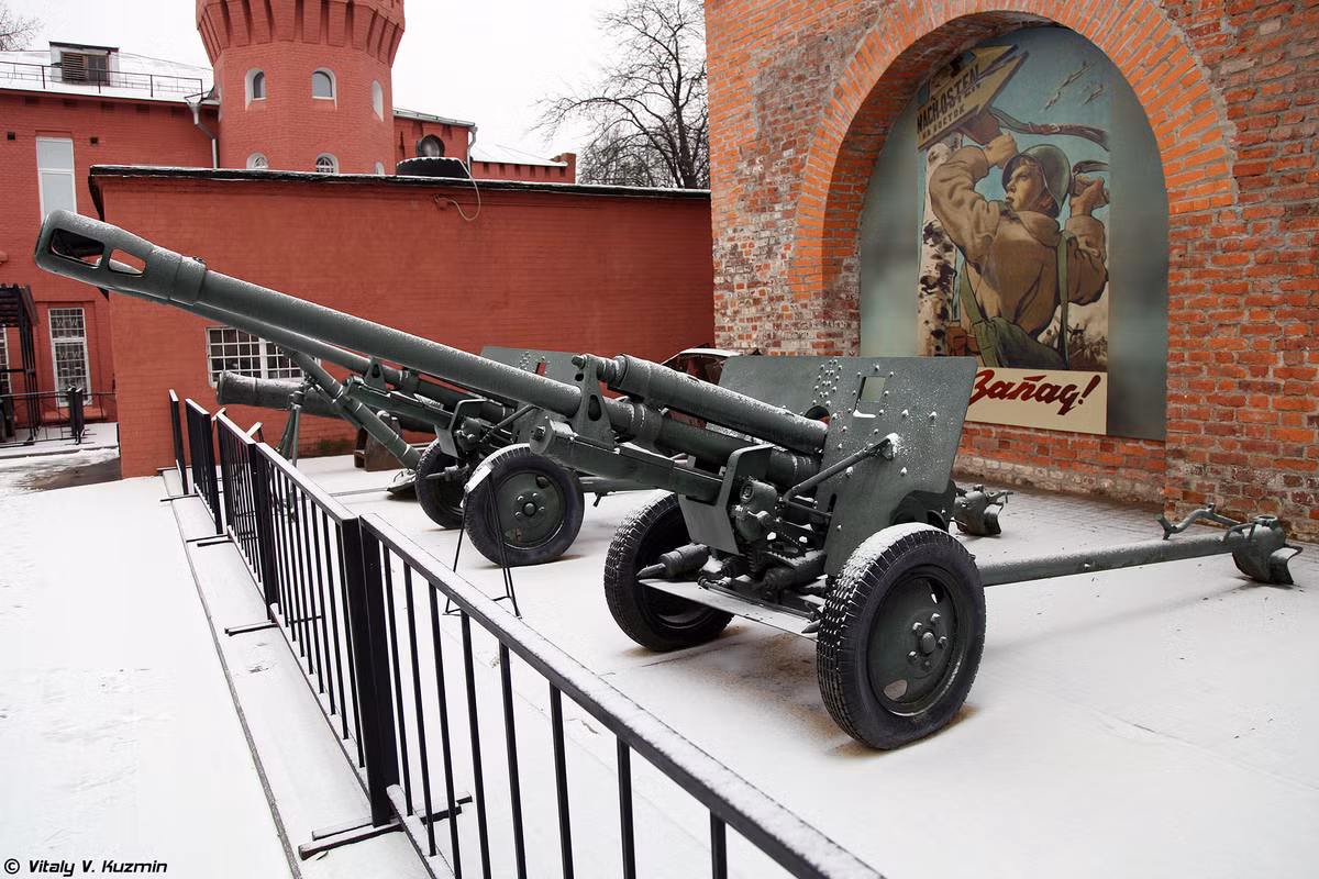 Pháo sư đoàn ZIS-3 76mm.