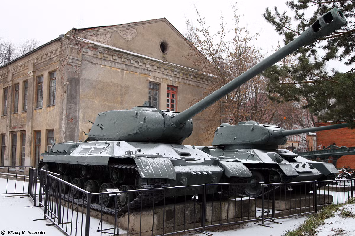 Xe tăng hạng nặng IS-2 nặng 46 tấn, bọc giáp dày 30-200mm tùy vị trí, trang bị pháo D25-T 122mm thừa sức xuyên thủng giáp tăng Tiger I/II và mọi loại tăng hạng trung của Đức.