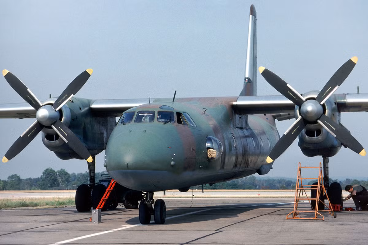 Không quân vận tải Đông Đức có 62 chiếc chủ yếu do Liên Xô và Tiệp Khắc sản xuất. Nhưng đa phần số vận tải quân sự là loại hạng nhẹ tầm ngắn như An-2, An-26, L-410 trong khi loại tầm xa có Il-62, Tu-134 hay Tu-154 chủ yếu dùng cho VIP.