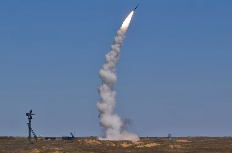 Theo truyền thông Nga, hôm 11/4 Iran đã nhận được tổ hợp tên lửa phòng không S-300PMU-1 đầu tiên từ công ty Rosoboronexport (Nga). Đáng lưu ý, trước đó phía Nga từng công bố sẽ chuyển giao 4 tiểu đoàn S-300PMU-2 hiện đại hơn. Tuy nhiên, sau đó lại có tin phía Iran chỉ yêu cầu loại S-300PMU-1 vốn có tính kém hơn một chút so với S-300PMU-2.