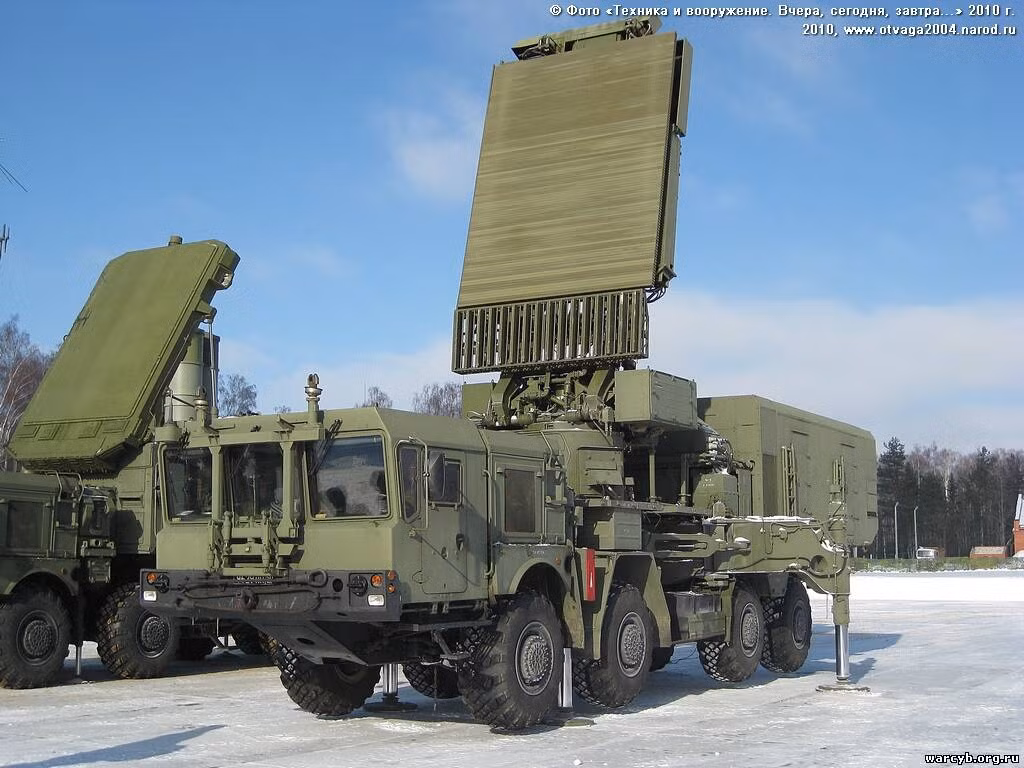 Đài thám sát mọi độ cao 96L6E có khả năng phát hiện đến 300 mục tiêu cùng lúc, cự ly tác chiến đến 300km.