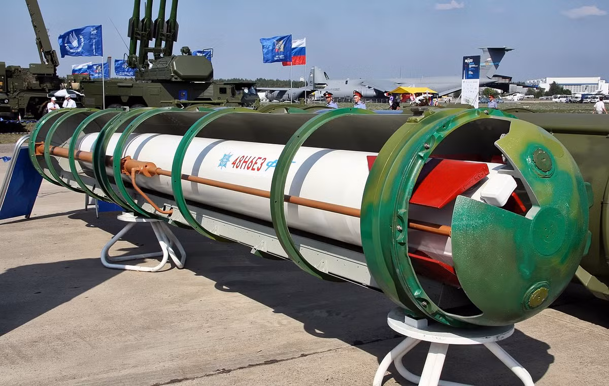 Phiên bản S-300PMU-1 được giới thiệu năm 1992 trang bị thêm đạn tên lửa cỡ lớn 48N6 có khả năng phòng thủ tên lửa. Loại đạn này đạt tầm bắn lên tới 150km, tốc độ bay 2.000m/s, lắp đầu nổ nặng khoảng 150kg, dần đường kiểu TVM.