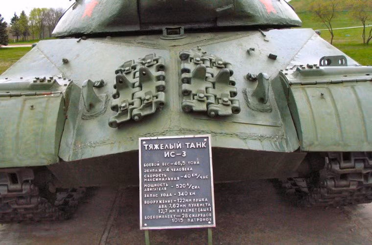 Giáp trước của IS-3 rất khác lạ, tuy chỉ dày 110mm nhưng được vát rất nghiêng (theo hình chiếu cạnh: phần dưới nghiêng 56 độ, phần trên nghiêng 72 độ, không tính gầm xe) và còn được vát sang 2 bên khoảng 30 độ. Với kiểu giáp này, hầu như mọi vũ khí chống tăng thời bấy giờ, thậm chí là pháo 88mm của Đức phát xít cũng không thể xuyên thủng nổi.