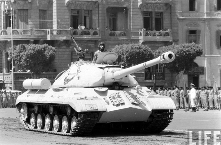 IS-3 được biên chế trong đội hình Sư đoàn Pháo binh số 7 tại Rafah và Lữ đoàn Tăng số 125 thuộc Sư đoàn Cơ giới số 6 tại Kuntilla, Quân đội Ai Cập. Chúng đồng loạt xung trận trong giờ đầu tiên của cuộc chiến tranh 6 ngày (5-10/6/1967) giữa liên minh các nước Ả Rập với Israel.