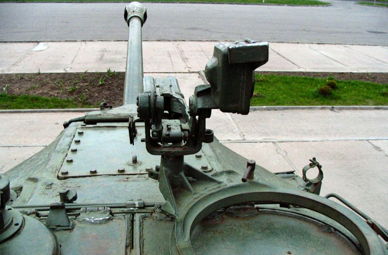 Tháp pháo mới của IS-3 tròn, vát nghiêng tối đa giúp khả năng chống chịu đạn xuyên giáp đối phương tốt hơn hẳn bất kì thiết kế tháp pháo nào trước đó, khả năng bảo vệ của nó giờ đây tương đương 250mm giáp thép ở chỗ dày nhất. IS-3 trang bị pháo bán tự động D-25T cỡ 122mm, tốc độ bắn giờ đây đạt khoảng 2-3 viên/phút, cơ số đạn 28 viên với cấu hình thông thường là 18 viên đạn pháo nổ mảnh, 8 viên đạn xuyên giáp.