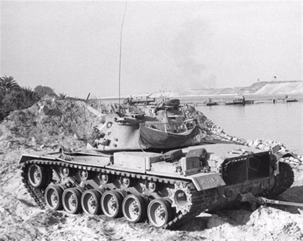 Thậm chí, đạn pháo 90 mm bắn ra từ những xe tăng M48 Patton của Lực lượng Phòng vệ Israel không thể xuyên lớp giáp trước của những chiếc IS-3 ở các cự ly chiến đấu thông thường. Ảnh: xe tăng Patton trong chiến tranh 6 ngày.