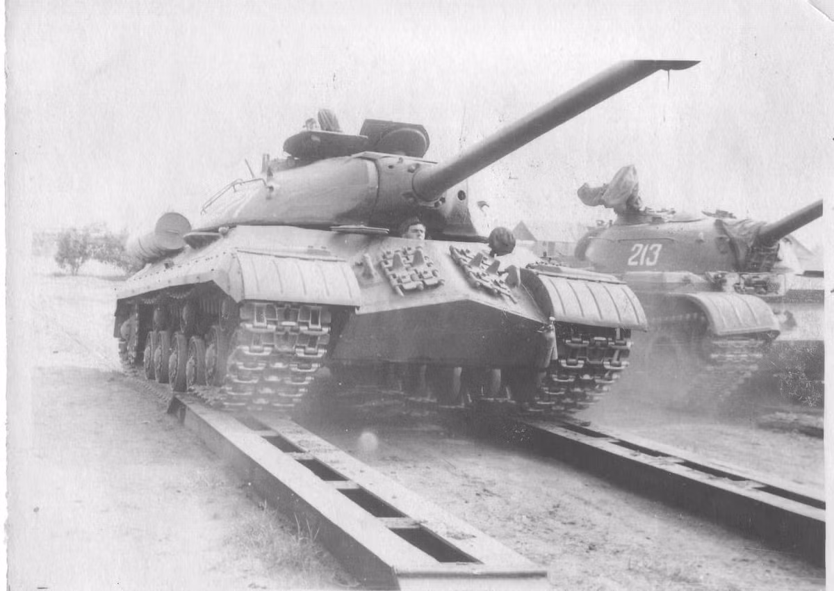 Dù sự xuất hiện của tăng hạng nặng IS-3 không là một bất ngờ với Quân đội Israel, nhưng bộc giáp dày của nó là thứ bất ngờ nhất tới những pháo thủ pháo binh Israel, rất khó để xuyên phá.