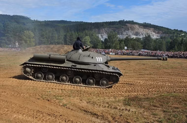 IS-3 được trang bị động cơ diesel 600 mã lực giúp cỗ tăng 46 tấn này di chuyển với tốc độ khoảng 40km/h, tầm hoạt động 185km không tiếp nhiên liệu.