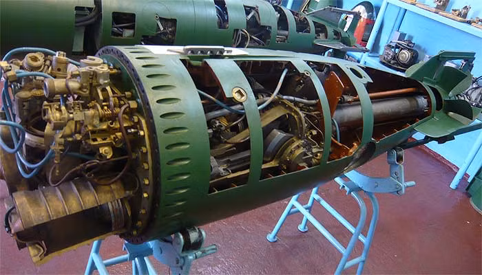 Ngư lôi sử dụng động cơ tuabin dùng nhiên liệu dầu hỏa trộn hidro đạt tầm bắn 18km (nguyên mẫu 53-65), 19km (phiên bản 53-65K) và 22km (phiên bản 53-65M).