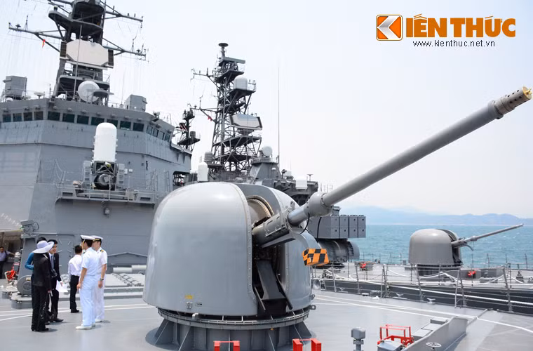 Cả hai tàu chiến Nhật Bản đều sử dụng pháo hạm Oto Melara 76,2mm. Đằng sau bệ pháo 76,2mm trên tàu khu trục JS Ariake là bệ phóng thẳng đứng (VLS) chứa tên lửa phòng không RIM-116 ESSM hoặc tên lửa chống ngầm RUM-139 VL ASROC.