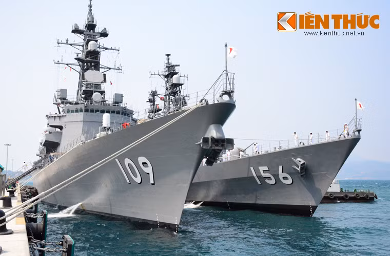 Chuyến thăm của 2 tàu lực lượng tự vệ trên biển Nhật Bản (JMSDF) diễn ra trong bối cảnh quan hệ 2 nước nói chung, quan hệ quốc phòng Việt Nam- Nhật Bản nói riêng có những bước phát triển mới trong khuôn khổ quan hệ “đối tác chiến lược sâu rộng”. Ảnh: Hai chiến hạm JS Ariake và JS Setogiri của Lực lượng tự vệ trên biển Nhật Bản cập Cảng Quốc tế Cam Ranh.