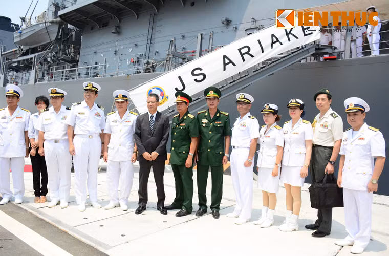 Trong thời gian chuyến thăm, chỉ huy tàu Nhật Bản sẽ đến chào xã giao lãnh đạo UBND tỉnh Khánh Hòa và chỉ huy Vùng 4 Hải quân. Phía Nhật Bản mời đại diện phía Việt Nam lên thăm tàu và phối hợp cùng Vùng 4 Hải quân tổ chức giao lưu thể thao giữa chiến sĩ, thủy thủ hai nước. Sau khi rời cảng quốc tế cam ranh, hai bên đã phối hợp tiến hành tập luyện chung tìm kiếm cứu nạn và thực hành bộ quy tắc ứng xử cho các cuộc gặp bất ngờ trên biển (CUES). Ảnh: Lãnh đạo chỉ huy tàu Nhật Bản chụp ảnh lưu niệm cùng cán bộ Cảng Quốc tế Cam Ranh.