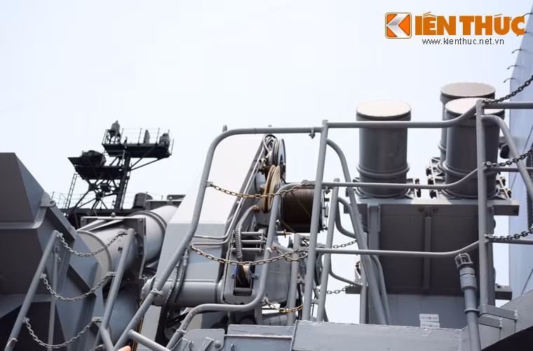 Bệ phóng tên lửa hành trình chống hạm SSM-1B có tầm bắn đến 150km trên tàu khu trục JS Ariake.