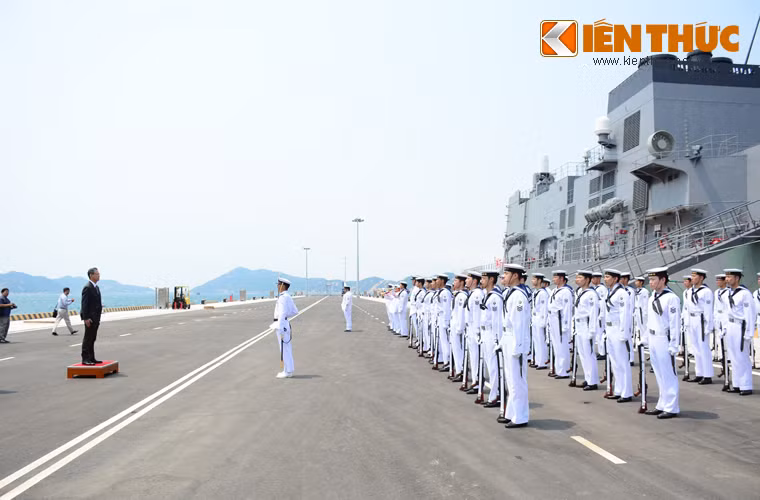 Nhân chuyến thăm của hai tàu, Bộ trưởng Quốc phòng Nhật Bản Nakatani Gen đã gửi thư bày tỏ mong muốn trong thời gian tới, tàu của Lực lượng tự vệ trên biển Nhật Bản được tiếp tục Cảng Quốc tế Cam Ranh và tin tưởng rằng các chuyến thăm sẽ làm sâu sắc hơn mối quan hệ hợp tác giữa nhân dân và quân đội hai nước nói chung và lực lượng hải quân nói riêng. Bộ Quốc phòng Nhật Bản sẽ cố gắng hết sức vì sự phát triển không ngừng của quan hệ hợp tác, giao lưu quốc phòng giữa Nhật Bản và Việt Nam. Ảnh: Đại sứ Nhật Bản tại Việt Nam Fukada duyệt đội danh dự của hai tàu hộ vệ.