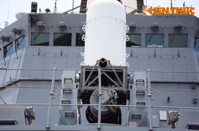 Cận cảnh tháp pháo của tổ hợp pháo tự động cao tốc Phalanx CIWS được trang bị pháo 6 nòng cỡ 20mm đạt tốc độ bắn 4.500 phát/phút, cự ly bắn hiệu quả 2,2km.