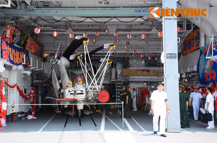 Khu trục hạm JS Ariake (dài 151 m, rộng 17,4 m, mớm nước 5,2 m, giãn nước 4.550 tấn, vũ khí chính gồm pháo 76 mm, hệ thống tên lửa đất đối hạm...). Còn tàu JS Setogiri (dài 137 m, rộng 14,6 m, mớm nước 4,5 m, lượng giãn nước 3.550 tấn, hệ thống tên lửa phòng không, hệ thống tên lửa đất đối hạm...). Ảnh: Trực thăng săn ngầm SH-60K trong hangar hai tàu Nhật Bản thăm Cam Ranh.
