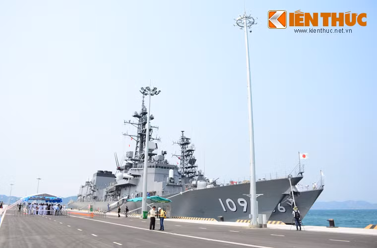 Len tham tau chien Nhat Ban vua toi Cam Ranh