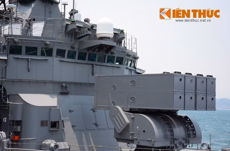 Bệ phóng tên lửa chống ngầm Mk 16 ASROC có tầm bắn khoảng 19km trên tàu khu trục JS Setogiri.