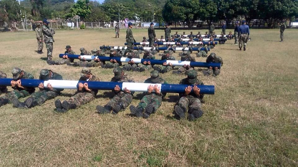 Trong giai đoạn huấn luyện thứ 2 bắt đầu là những bài huấn luyện không được giới thiệu như trong giai đoạn đầu, giai đoạn này kéo dài khoảng 6 tuần. Ảnh: Ứng viên SEALs trong bài huấn luyện vác gỗ.