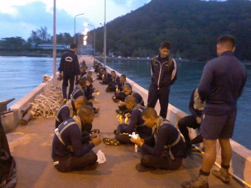 Quy mô đội Navy SEALs Thái Lan chỉ khoảng 140-150 người cho thấy sự đặc biệt tinh nhuệ. Do đó để được lọt vào đơn vị này luôn là niềm mơ ước của hàng chục nghìn thanh niên Thái Lan. Ảnh: Các ứng viên muốn tham gia đội Navy SEALs nghỉ ngơi chuản bị cho một cuộc huấn luyện mới.